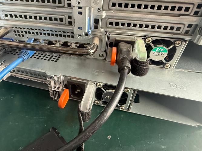{“title”: “戴尔R730/R630/R720/R740/R430/R620/R820机架式双路服务器及配件全解析”, “content”: “在企业级IT基础设施中，戴尔PowerEdge系列机架式服务器凭借稳定的性能、灵活的双路配置和丰富的配件生态，一直是二手与全新市场中的热门选择。从经典的R620、R720到新一代的R730、R740，以及入门级R430和四路旗舰R820，不同型号覆盖了从中小型企业到大型数据中心的多样化需求。\n\n## 一、双路机架式服务器的核心优势\n戴尔R系列机架式服